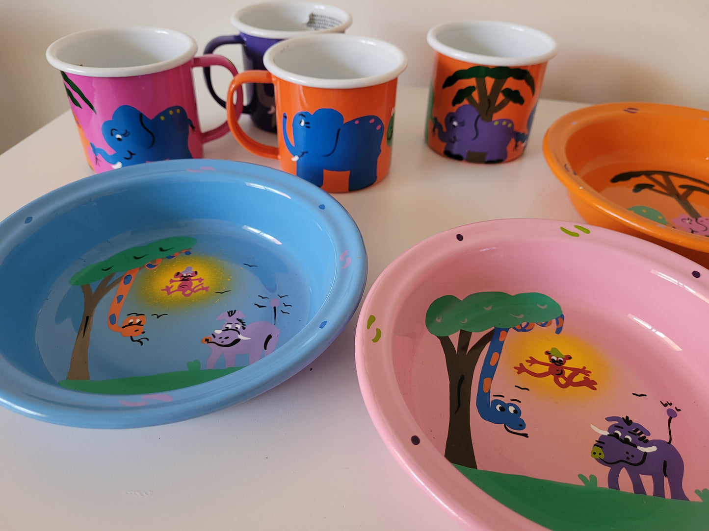 Children's shallow bowls