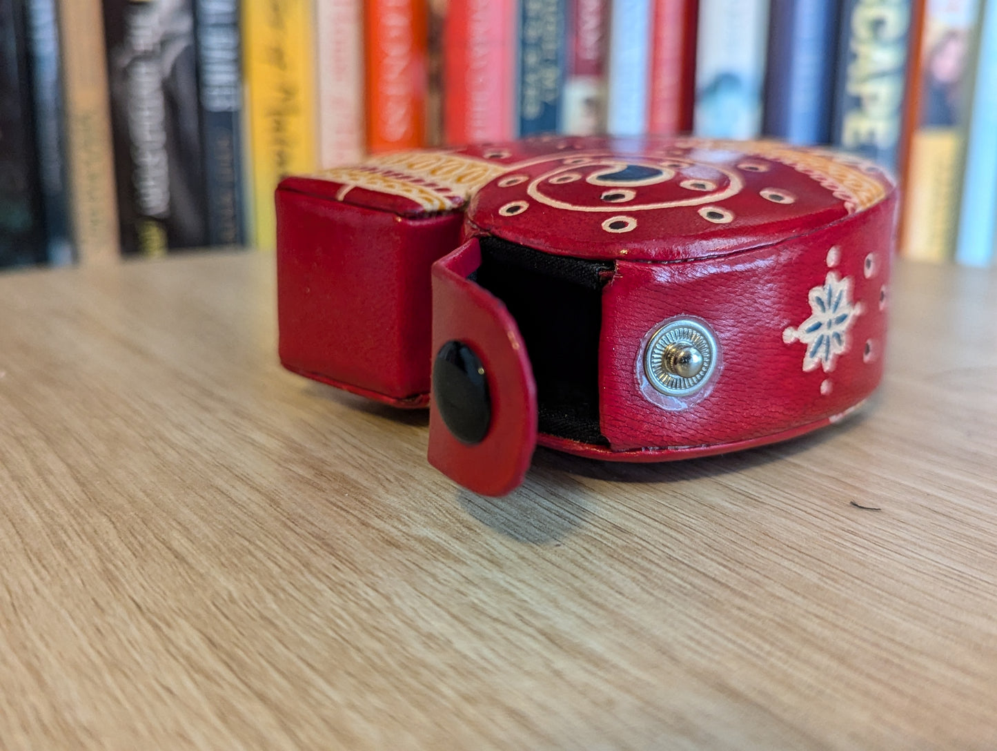 Leather money box - Giraffe, cat, boat, elephant