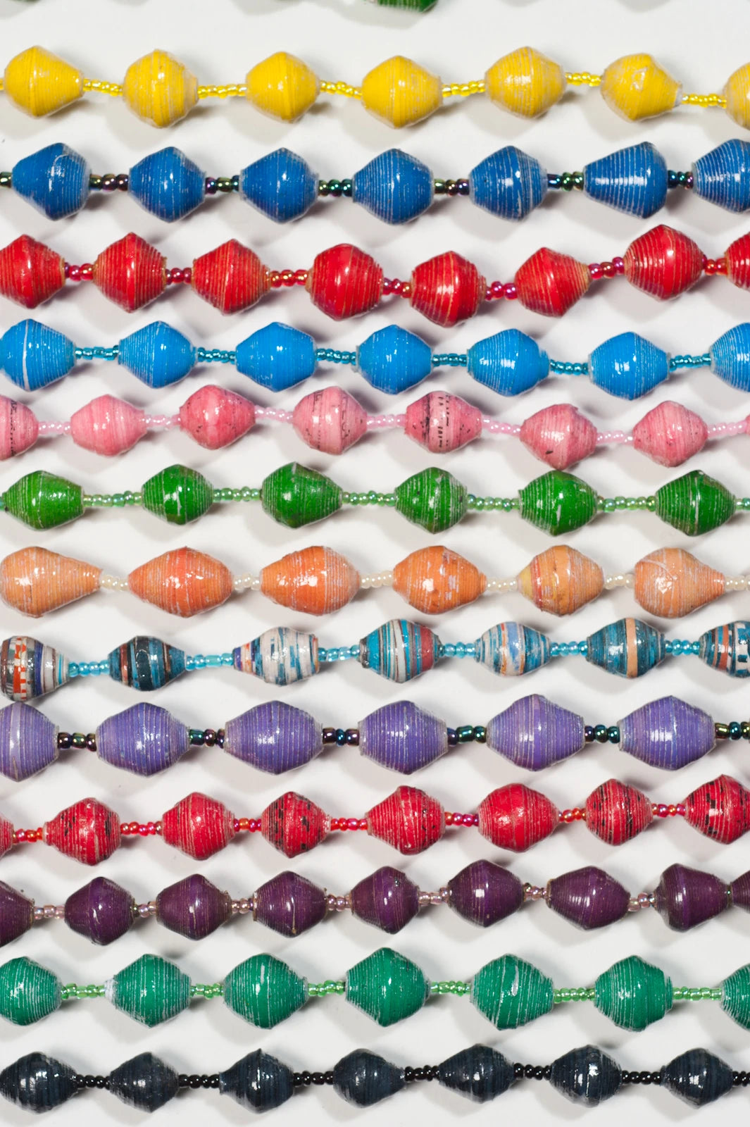 Single colour, single strand beads