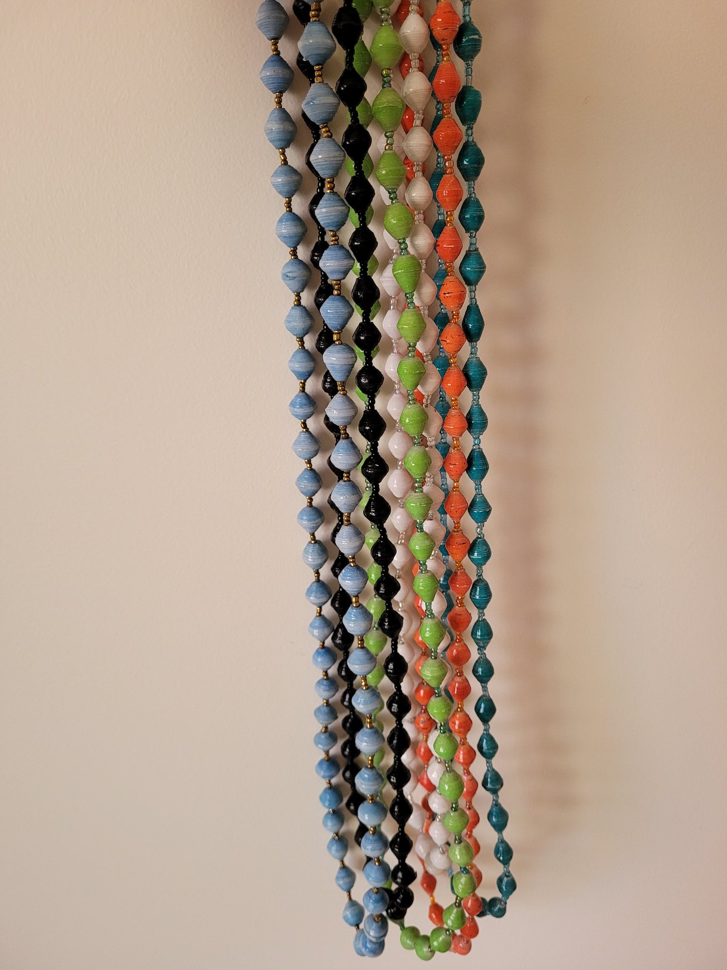 Single colour, single strand beads