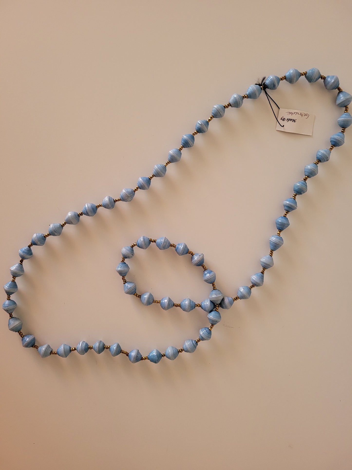 Single colour, single strand beads