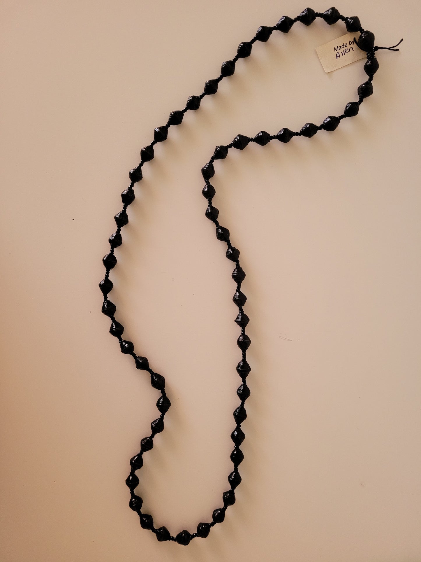 Single colour, single strand beads