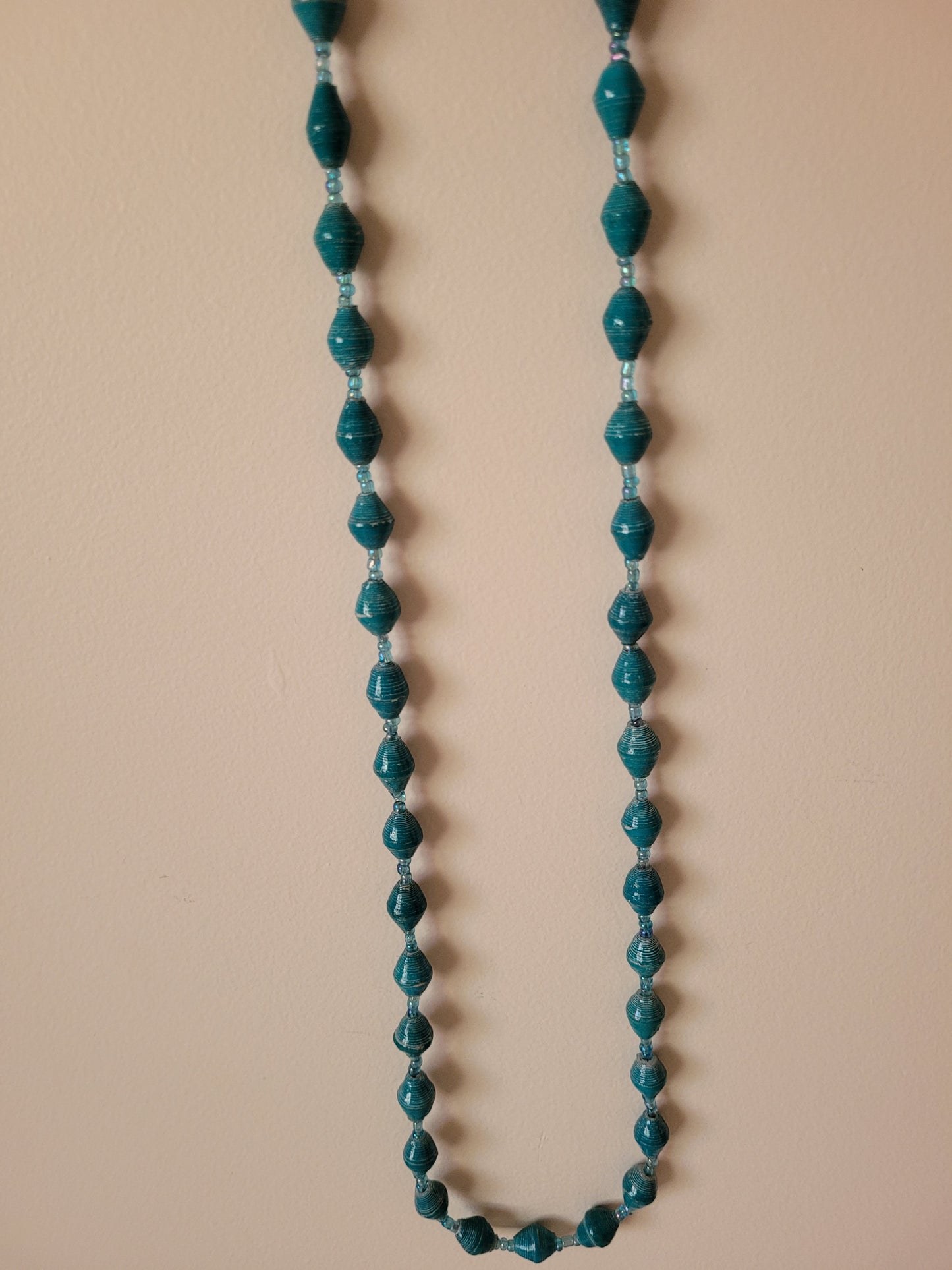 Single colour, single strand beads