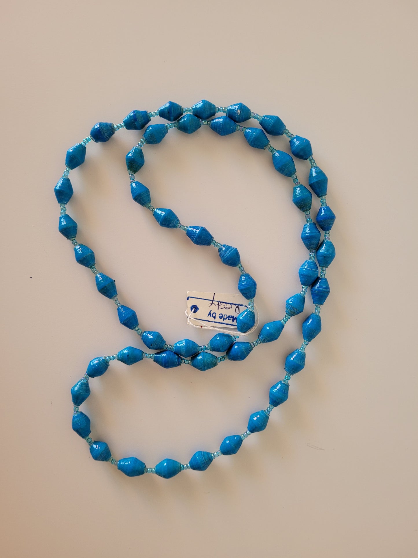 Single colour, single strand beads