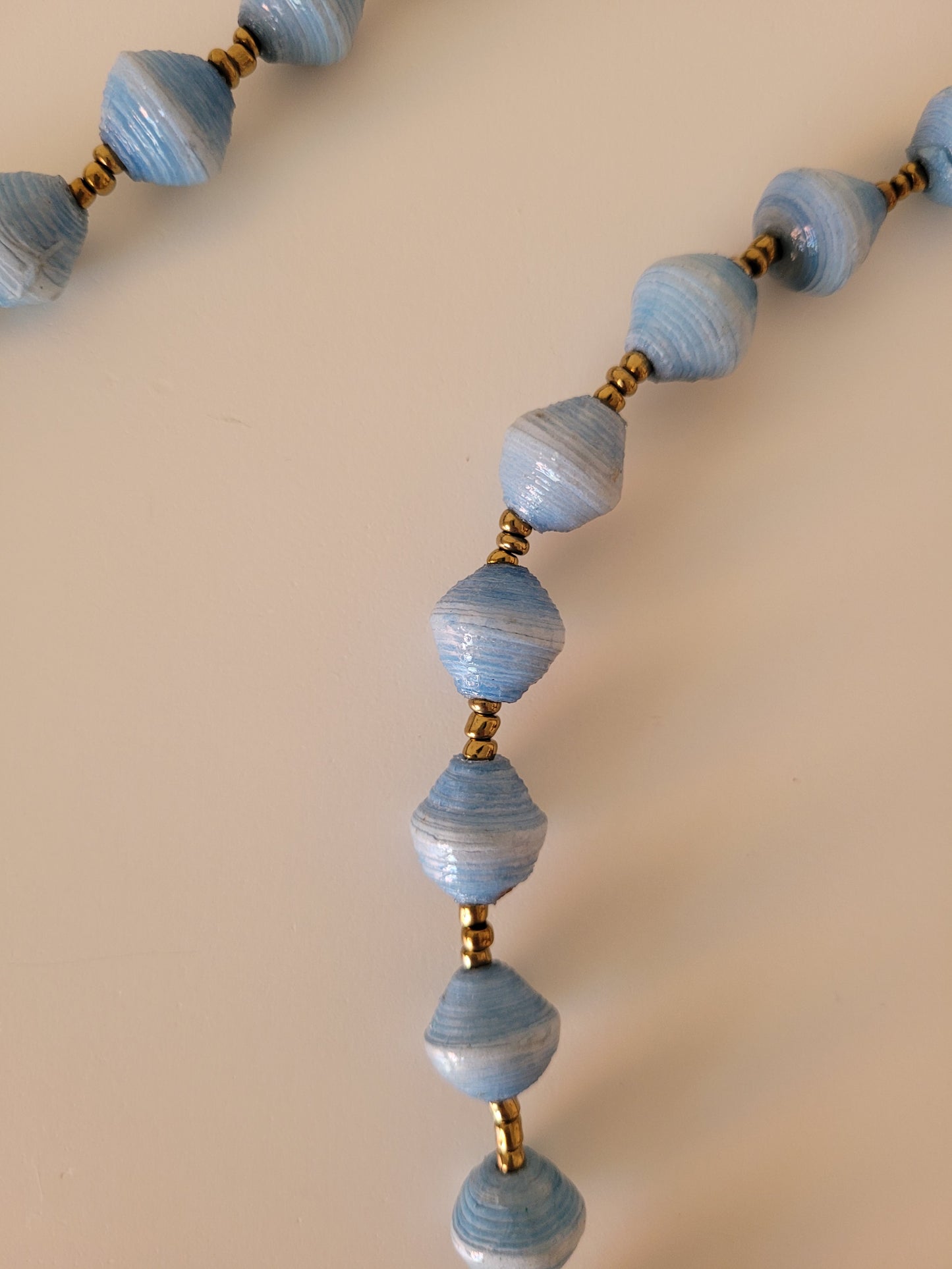 Single colour, single strand beads