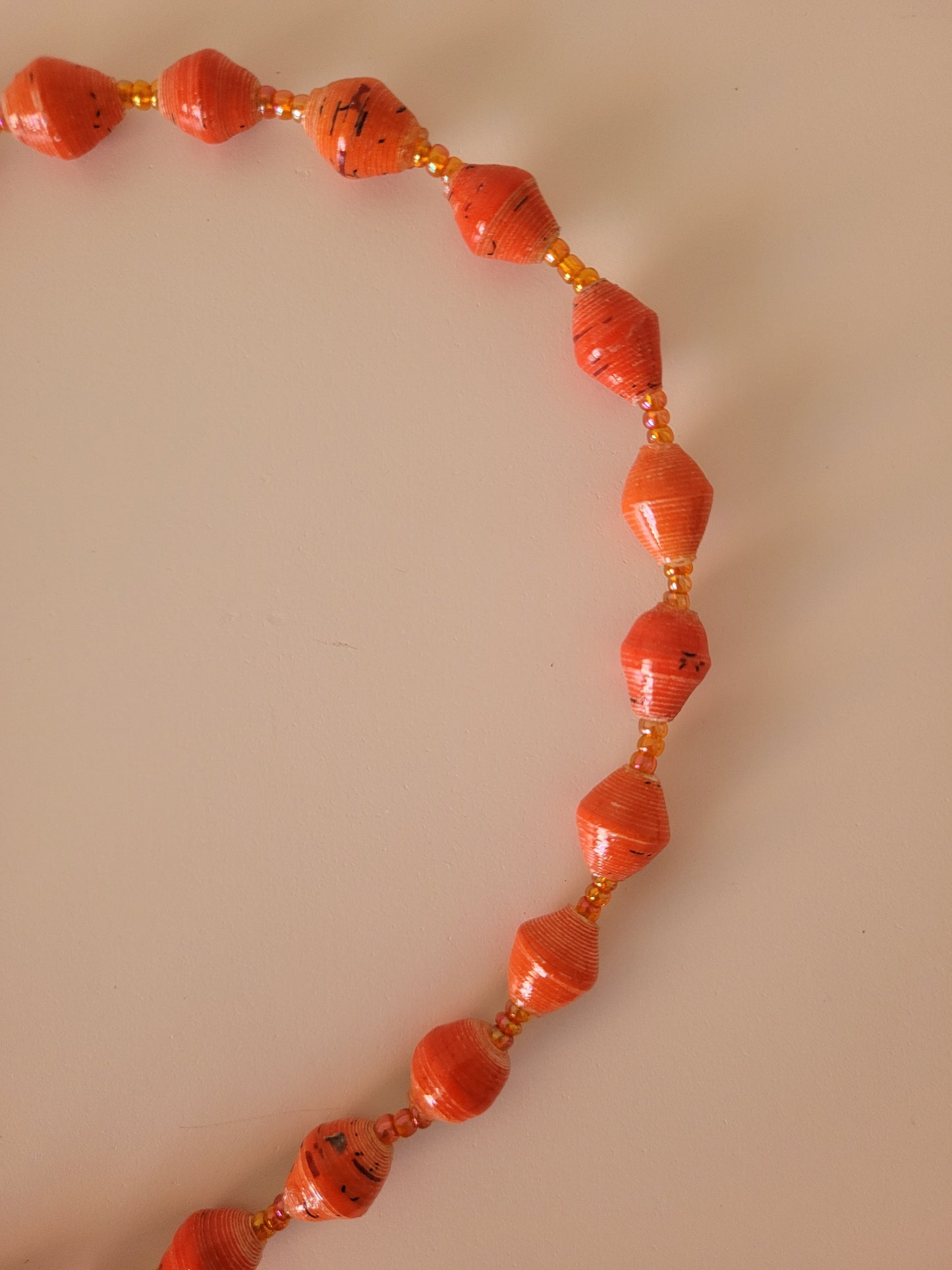 Single colour, single strand beads