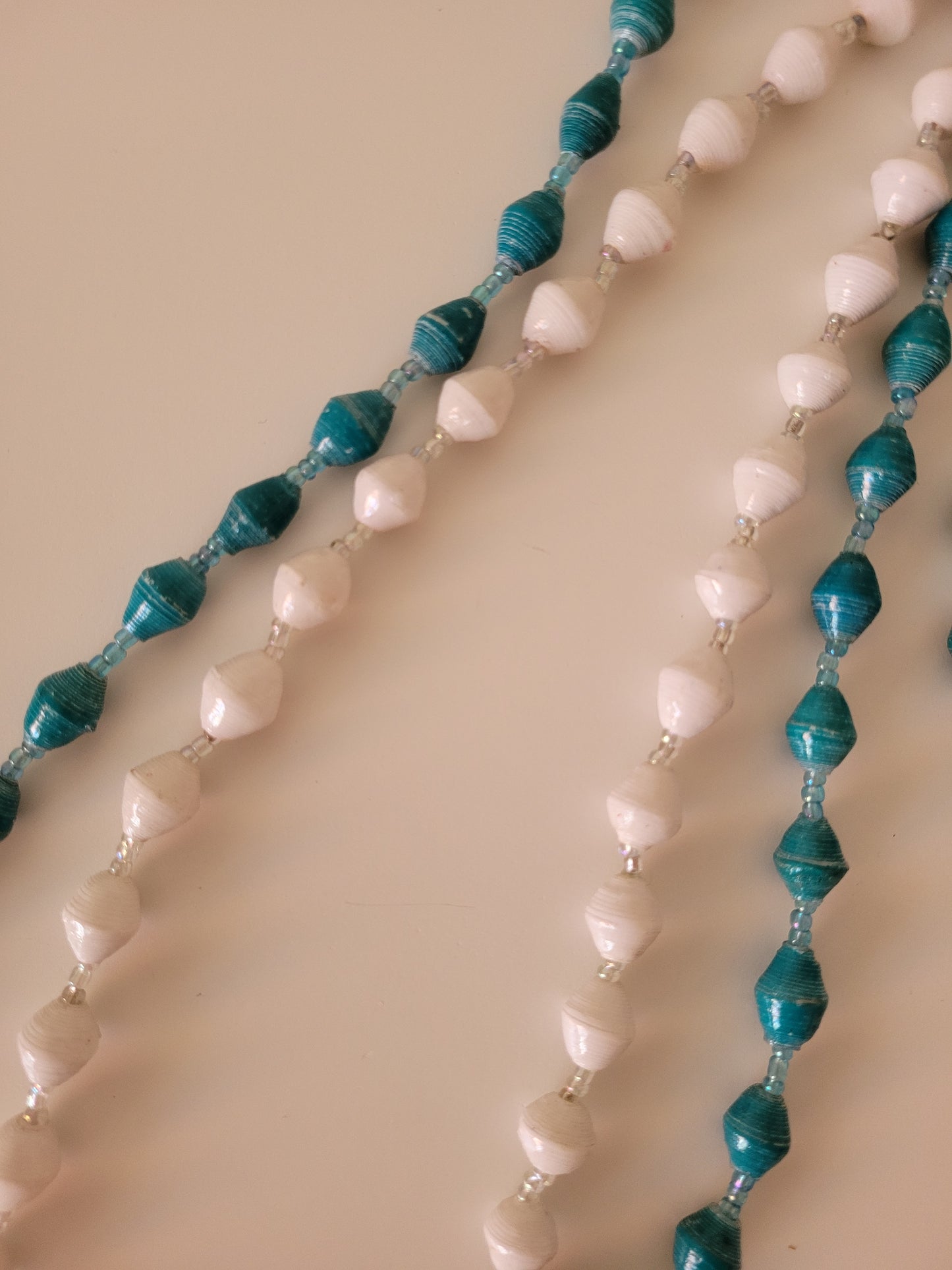 Single colour, single strand beads