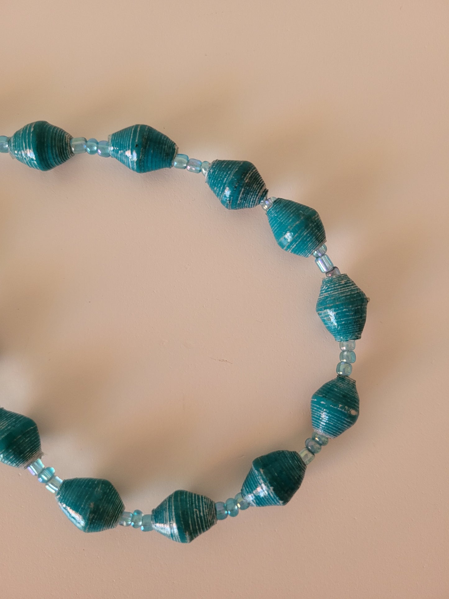 Single colour, single strand beads