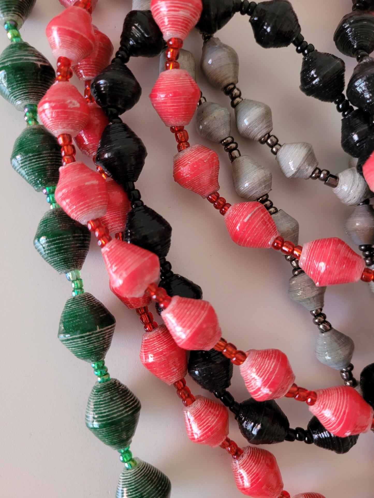 Single colour, single strand beads