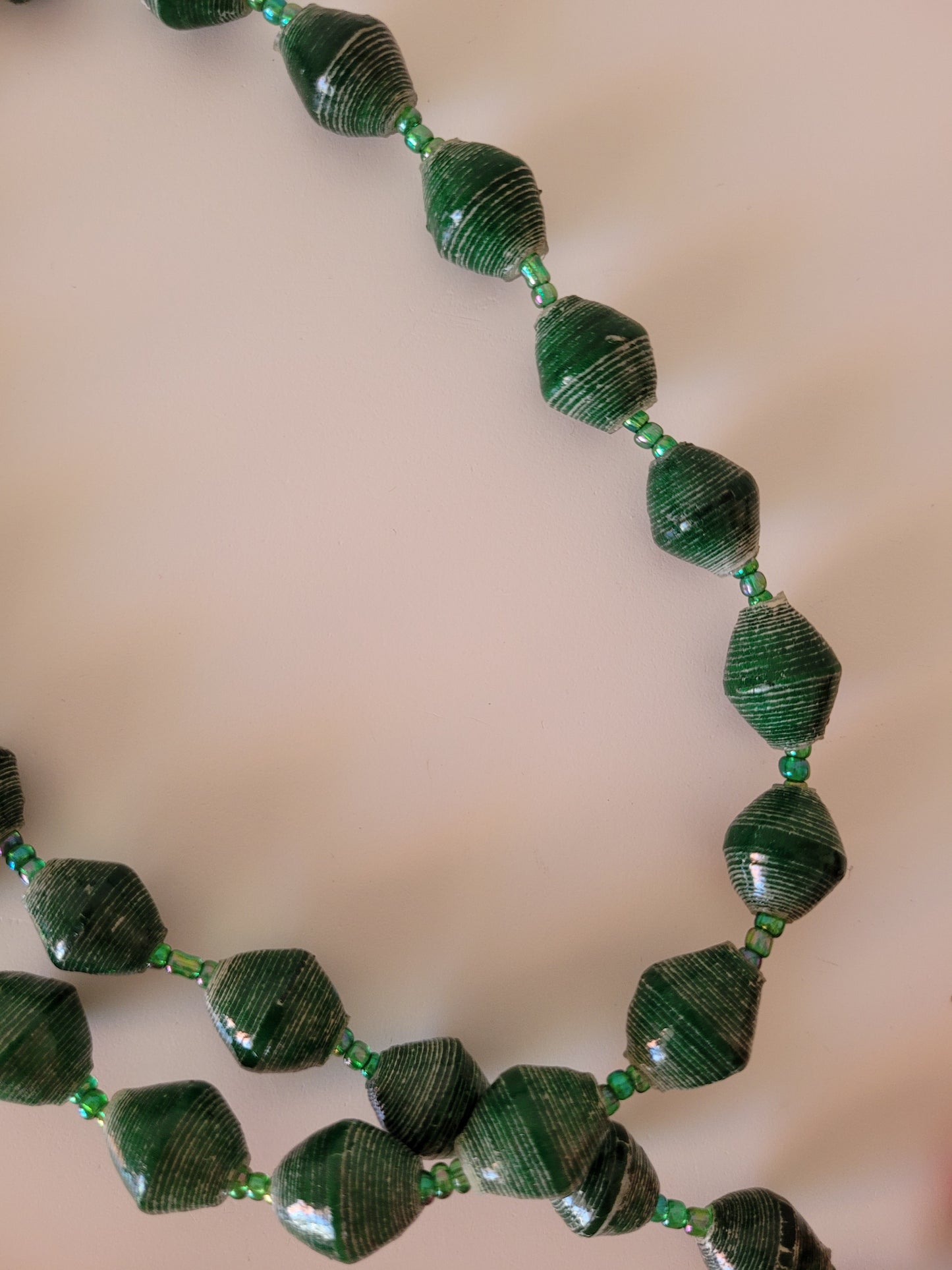 Single colour, single strand beads