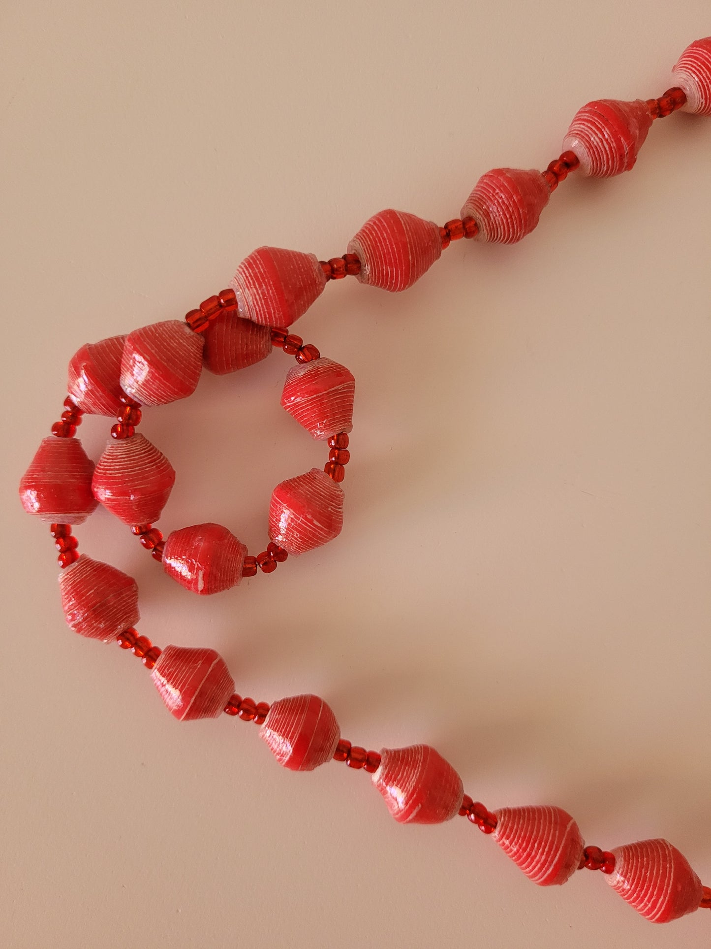 Single colour, single strand beads