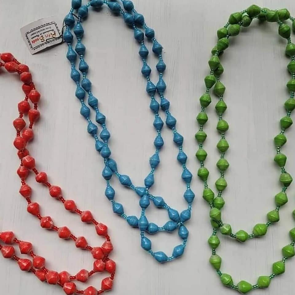 Single colour, single strand beads