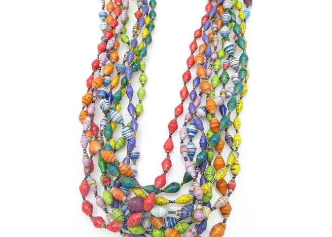 Single colour, single strand beads